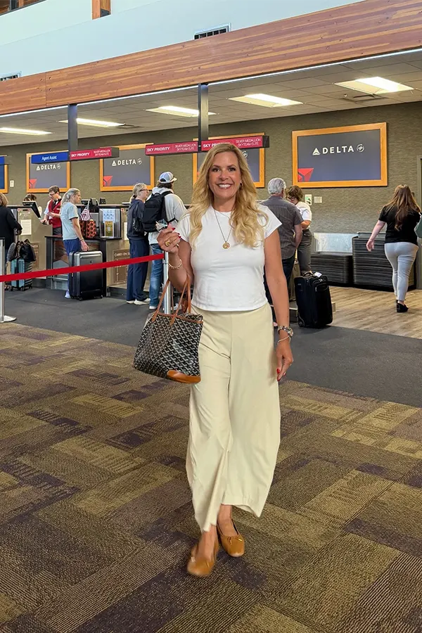 White Top And Beige Pants With A Relaxed Summer Feel