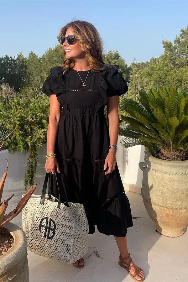 Relaxed Black Maxi Dress With A Large Tote